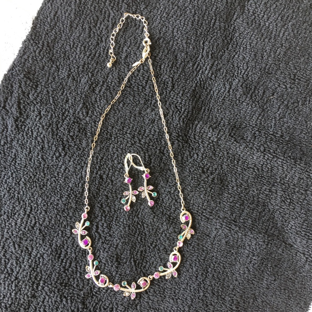 Women’s fashion necklace and earrings set
